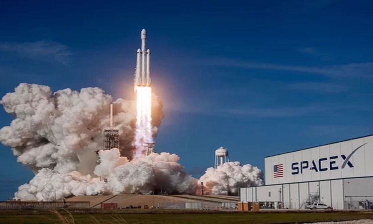 SpaceX launches Dragon Cargo Ship, Rocket Landing for the First Time Failed