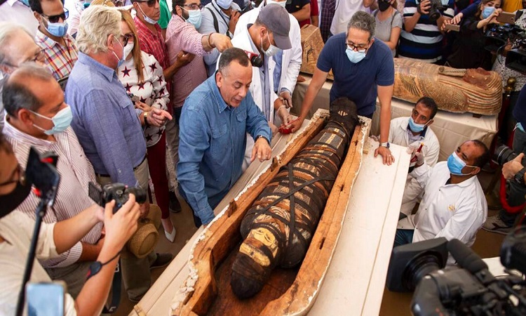 Egypt: archaeologists open sarcophagus sealed 2,500 years ago